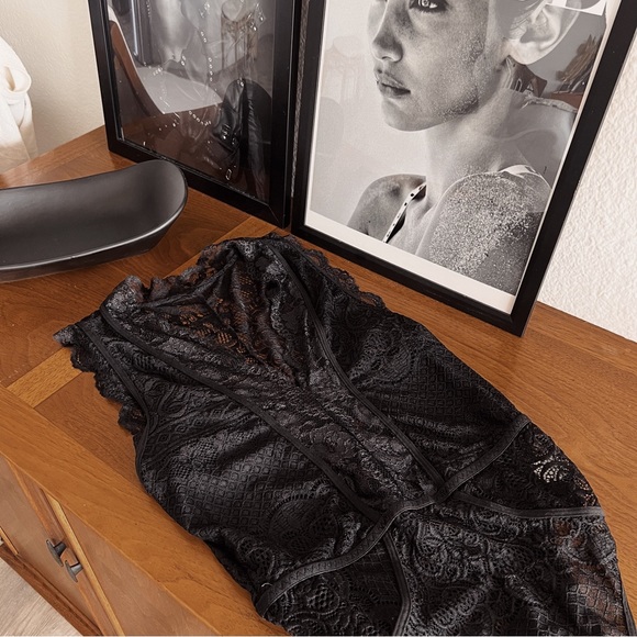 BLACK LACE DEEP V BODYSUIT - Picture 5 of 5